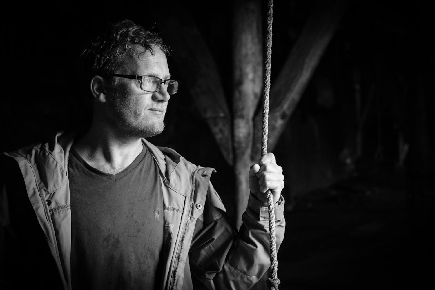 Delvis upplyst Man i mörker low key photography